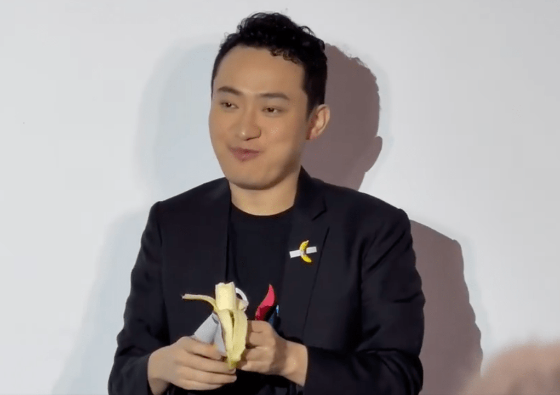 孙宇晨620万美元投得《喜剧演员》　发布会上现场吃蕉：“历史一部分”